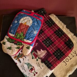 Vintage Festive Holiday Oven Mitt and Towel Set